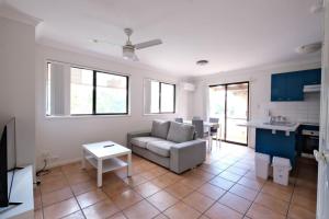 Coastal 2BR Retreat Heart of Broadbeach Living في غولد كوست: غرفة معيشة بها أريكة وطاولة