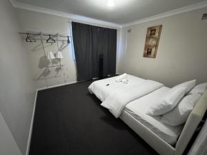 グラフトンにあるApartments on Turf Unit 4の白いベッドと窓のある寝室