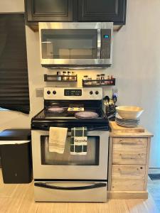 Η κουζίνα ή μικρή κουζίνα στο Modern Glass City Home +13 φωτογραφίες