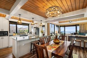 Η κουζίνα ή μικρή κουζίνα στο Kahana Village 20