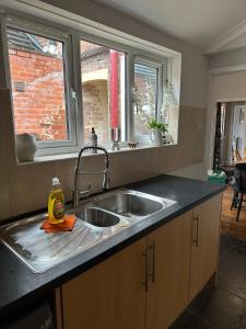 Η κουζίνα ή μικρή κουζίνα στο The Linden Lodge, near Cathedral, free parking