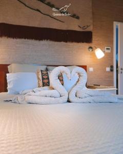 two swans made out of towels on a bed at Quinta do Tedo in Folgosa
