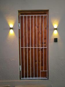 una puerta con una puerta de metal en una pared en WegkruiperQ, en Beaufort West