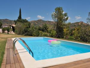 una piscina con un frisbee en el agua en Finca Fiori 2, en Is Molas 