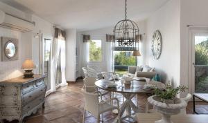 een woonkamer met een tafel en een bank bij Li Conchi 33 in Cala Sinzias