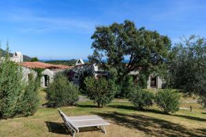 een parkbankje voor een huis bij Li Conchi 33 in Cala Sinzias