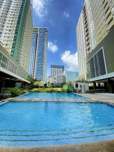 una gran piscina en una ciudad con edificios altos en Marie Home Studio - Stylish Condo IT Park, en Cebú