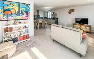 ein Wohnzimmer mit Couch und ein Esszimmer in der Unterkunft 2 Bedroom Amazing Home In Talmont Saint Hilaire in Talmont