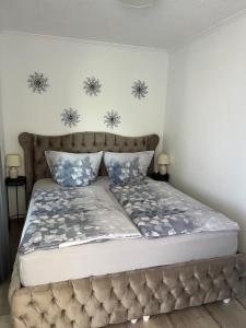 a bedroom with a bed with a tufted headboard at Apartment O&V 2 in Waldshut-Tiengen