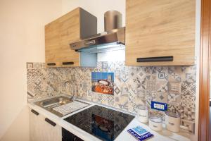 トラーパニにあるCocciu di Mareのシンクとコンロのある小さなキッチン +19枚の写真