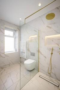 Koupelna v ubytování Modern 4-Bed Home Near Blackpool Tower Sleeps 8