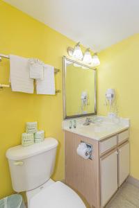 Ένα μπάνιο στο Stunning Ocean View Suite-Bay Watch 1101