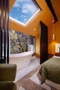 Postel nebo postele na pokoji v ubytování Modern 4-Bed Home Near Blackpool Tower Sleeps 8