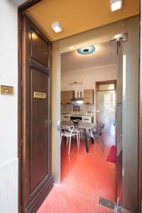 トラーパニにあるCocciu di Mareのダイニングルーム(テーブル付)へつながるドア