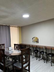 ein Esszimmer mit einem Tisch und Stühlen sowie ein Zimmer mit in der Unterkunft Jacquelins house in Baños