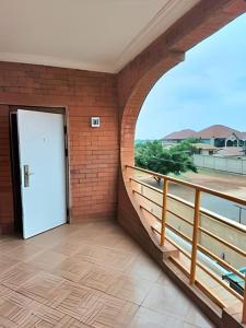 een lege kamer met een deur en een balkon bij Modern 1 bedroom flats in Tema