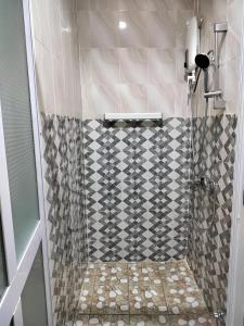 een badkamer met een douche en een geruite vloer bij Modern 1 bedroom flats in Tema +28 foto's