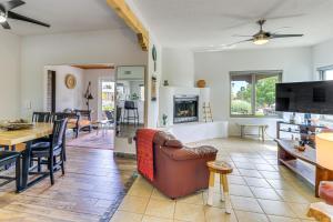 Μια τηλεόραση ή/και κέντρο ψυχαγωγίας στο Mountain-View Escape Near Santa Ana Casino!