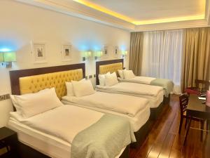 Postel nebo postele na pokoji v ubytování The Talbot Hotel