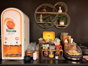 una encimera de cocina con un exprimidor de naranjas y otros utensilios en Campanile Annemasse Gare– Genève, en Annemasse 48 fotos más