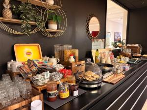 un mostrador con comida y otros artículos. en Campanile Annemasse Gare– Genève, en Annemasse