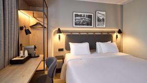 ein Hotelzimmer mit Bett und Schreibtisch in der Unterkunft Campanile PRIME - Paris Porte d'Italie in Le Kremlin-Bicêtre