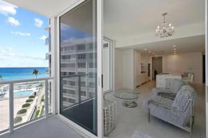 een woonkamer met uitzicht op de oceaan bij Chic Three-Bedroom Oceanfront Apartment with Stunning Views in South Palm Beach