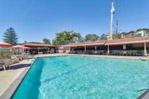 Bazén v ubytování Play Golf and Unwind! Pine Mountain Lake Family Home nebo v jeho okolí