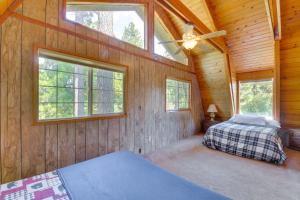 Postel nebo postele na pokoji v ubytování Play Golf and Unwind! Pine Mountain Lake Family Home + 37 fotografií