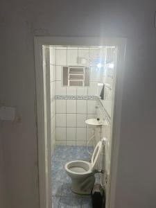 a bathroom with a toilet and a sink at Hotel Automatiza no Centro da Cidade in Uberaba