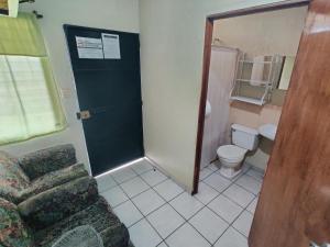 Ένα μπάνιο στο Hotel en Santa Ana