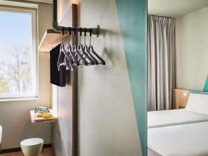 Ένα ή περισσότερα κρεβάτια σε δωμάτιο στο ibis budget Metz Sud