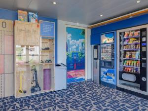 a store with a vending machine and a refrigerator at Ibis Budget Lyon Est Saint Quentin Fallavier in Saint-Quentin-Fallavier