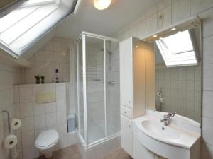 ElsendorpにあるDe open schuurのシャワー、洗面台、トイレ付きのバスルーム +27枚の写真