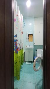 ein Bad mit WC und Waschbecken in der Unterkunft Apartment in the city centr Bursatsky descent in Kharkov