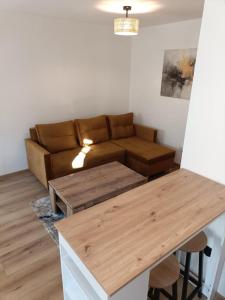 een woonkamer met een bank en een tafel bij Apartament w Słupcu na Radkowskiej in Nowa Ruda +4 foto's
