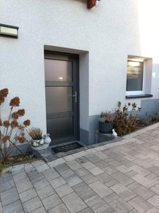 een deur van een huis met twee katten ernaast bij Apartament w Słupcu na Radkowskiej in Nowa Ruda