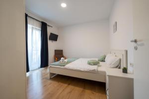 En eller flere senge i et værelse på Esther Line Apartments - self check-in, free private parking