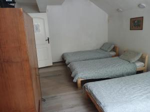 Habitación con 3 camas individuales y armario. en Belgrade Hostel Shambala, en Belgrado