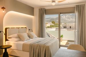 En eller flere senge i et værelse på Ionian Treasure Suites + 207 billeder