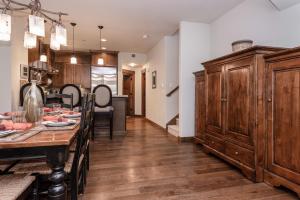Una cocina y comedor con mesa y armarios de madera. en Woodwinds 22, en Mammoth Lakes