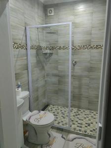 Un baño con inodoro y ducha en WegkruiperQ, en Beaufort West 5 fotos más