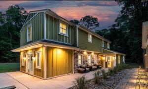 een huis met een groen dak met verlichting bij Central avenue 33476 in Frankford