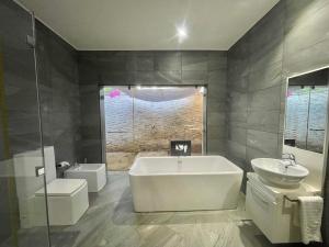 ディアニ・ビーチにあるAmber Villas Dianiの浴槽、洗面台、トイレを備えたバスルーム