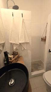 a bathroom with a black sink and a toilet at Villa Oliva São Pedro in São Pedro do Corval