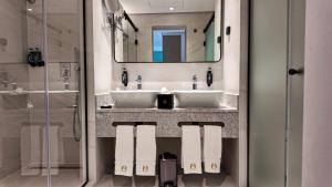 Un baño con dos lavabos y un espejo. en MH HOTEL Nouakchott, en Nouakchott 49 fotos más