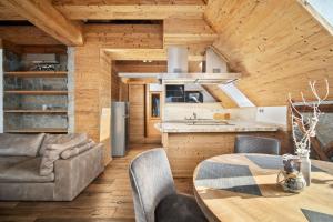 Η κουζίνα ή μικρή κουζίνα στο Prezidentský Apartmán v Rezidencii Hotela Kukučka +18 φωτογραφίες