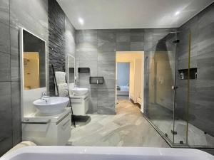 ディアニ・ビーチにあるAmber Villas Dianiの洗面台、トイレ、シャワー付きのバスルーム