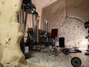 een kamer met een spiegel en een fiets in een kamer bij Il Carrubo residenza Walk&Stay in Matera +47 foto's