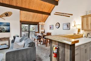 een keuken en woonkamer met een bank en een tafel bij Switzerland Summit Condo #2569 in Big Bear Lake